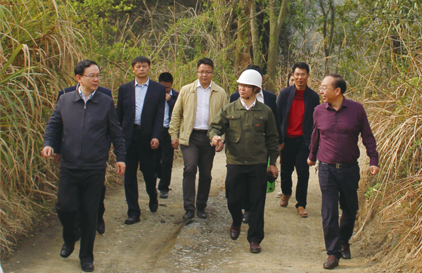 ?時(shí)任贛州市委常委、副市長劉文華等一行調(diào)研我司龍南縣稀土礦山尾水收集治理項(xiàng)目